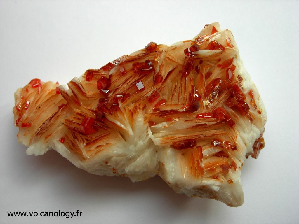 Vanadinite sur barytine du Maroc
