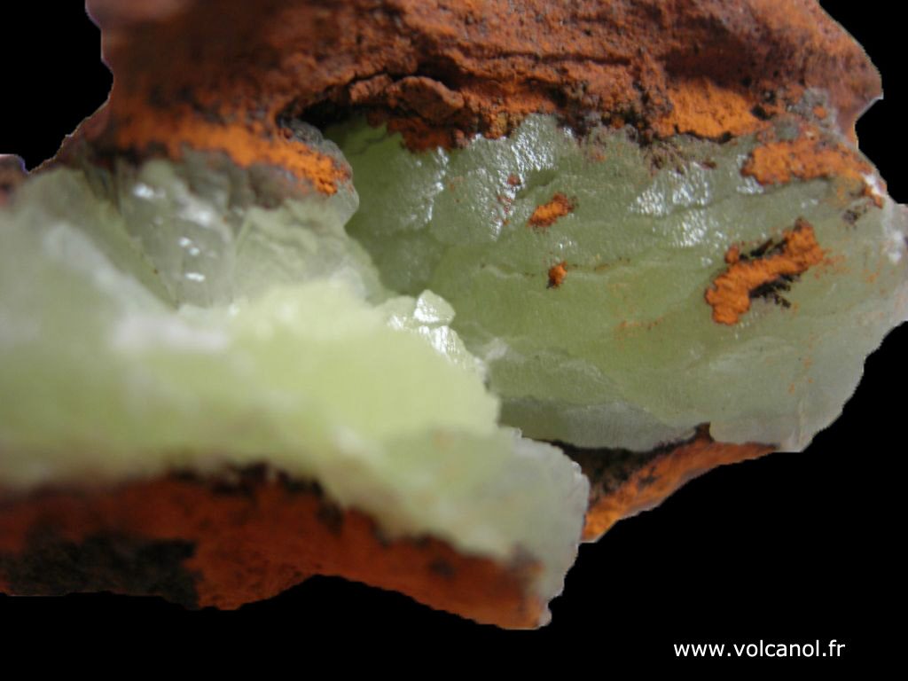 Adamite sur limonite du Mexique, détail de la vue de face