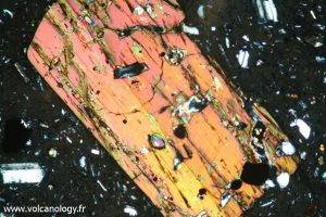 Amphibole brune variété Hornblende (vue au microscope polarisant)