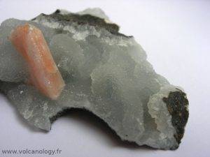 Calcédoine bleutée associée à un cristal de stilbite d'Inde