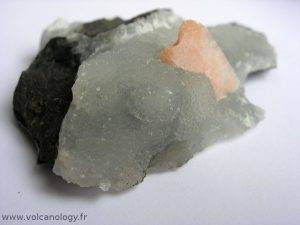 Calcédoine bleutée associée à un cristal de stilbite d'Inde