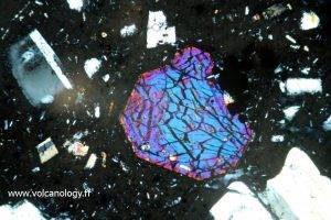 Clinopyroxène (vu au microscope polarisant)