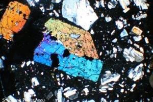 Cummingtonite (vu au microscope polarisant)