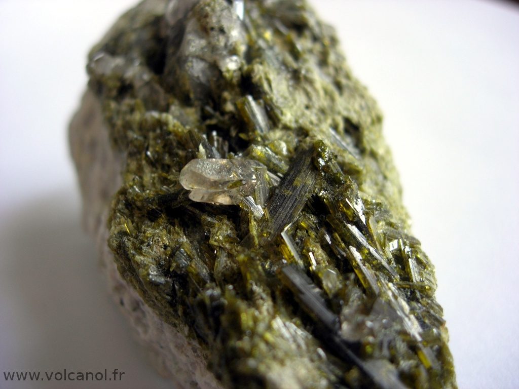 Epidote et quartz du Col du Glandon en Isère (38) - Détail de l'association épidote et quartz
