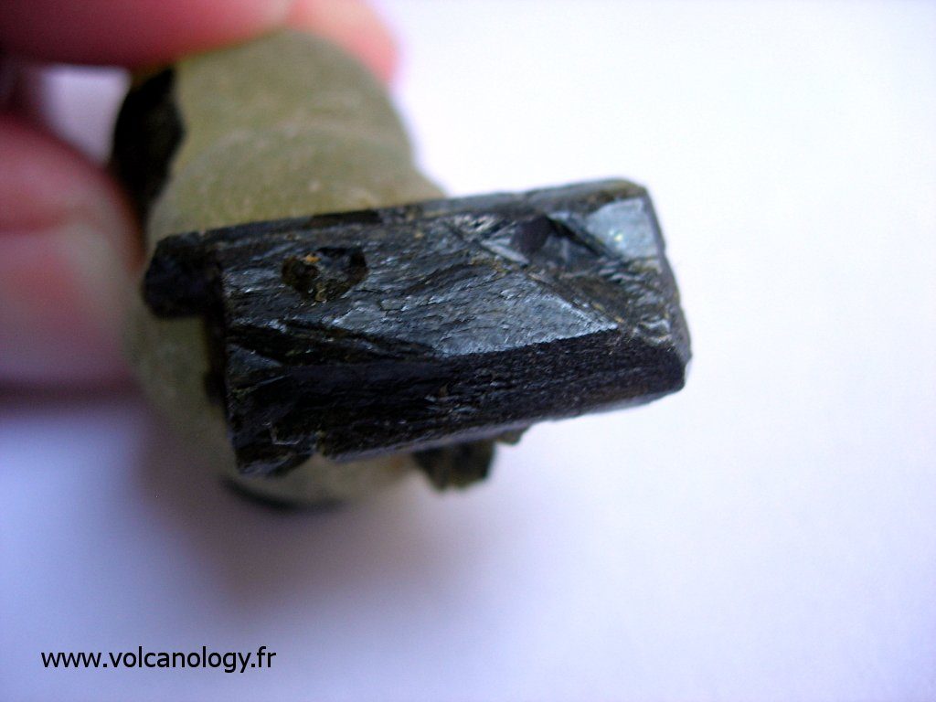 Epidote (vue de face) sur prehnite du Mali