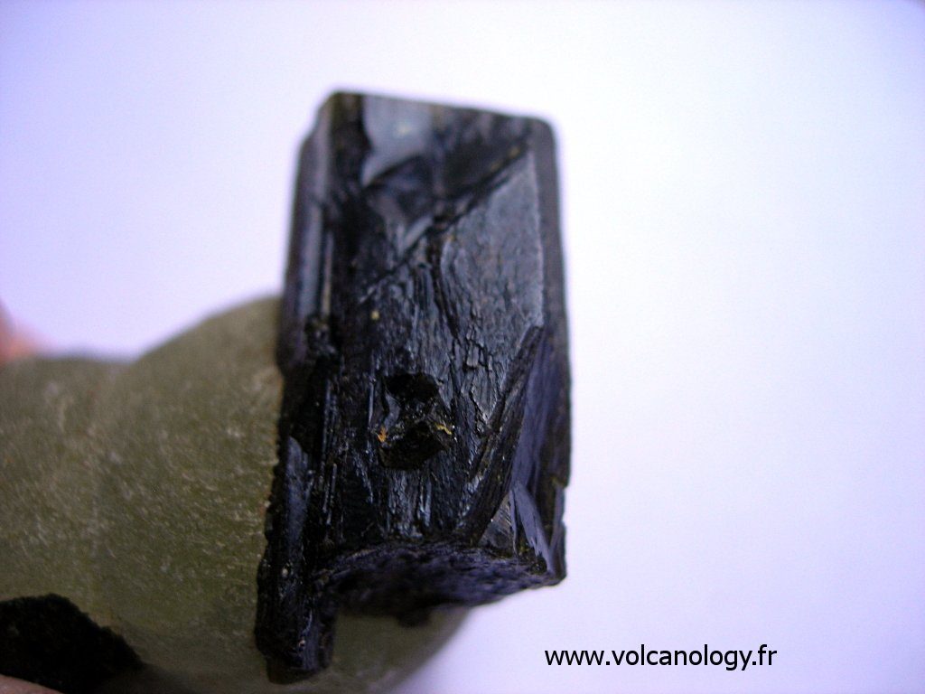 Epidote (vue oblique) sur prehnite du Mali
