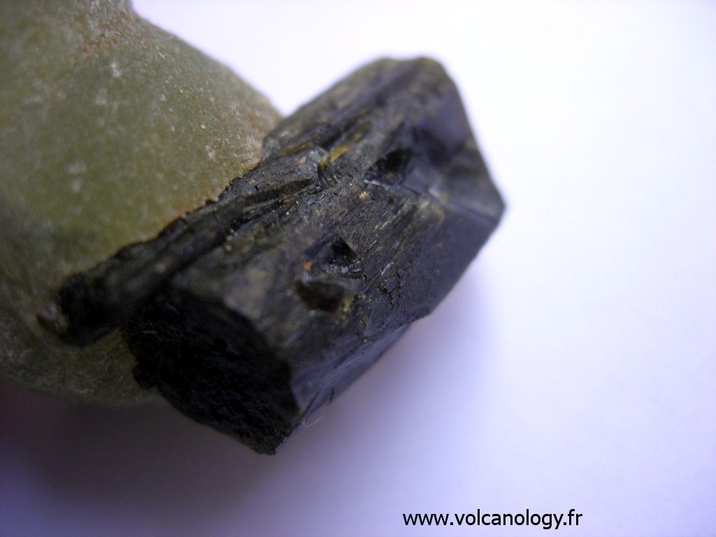 Epidote (vue de détail) sur prehnite du Mali
