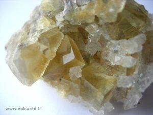 Fluorine jaune et quartz de Maxonchamp (88, Vosges)