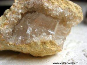 Gypse gemme dans une géode de calcite (Koukat, Maroc)