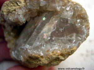 Gypse gemme dans une géode de calcite (Koukat, Maroc)