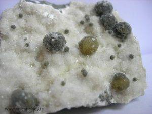 Gyrolite en association avec de l'okénite et du quartz sur une gangue de basalte