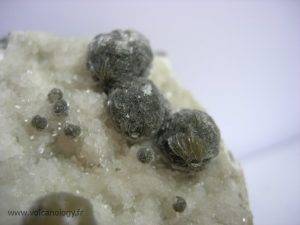 Gyrolite en association avec de l'okénite et du quartz sur une gangue de basalte