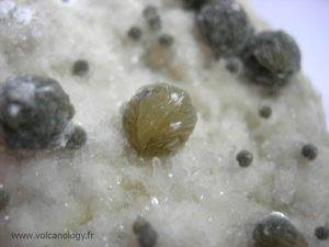Gyrolite en association avec de l'okénite et du quartz sur une gangue de basalte