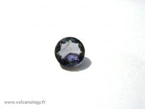 Iolite taillée en brillant (variété de cordiérite - Provenance inconnue)