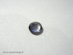 Iolite taillée en brillant (variété de cordiérite - Provenance inconnue)