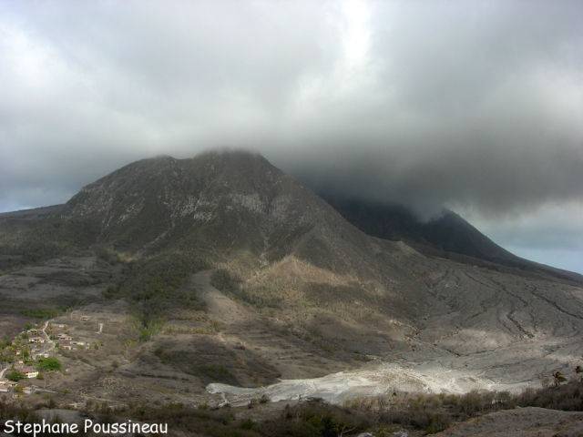 Deux violentes explosions sur le volcan de Soufrière Hills de Montserrat