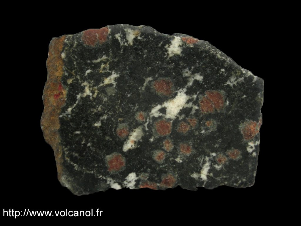 Eclogite rétromorphosée dans le faciès des granulites (en enclave dans le dôme migmatitique du Nord Shandond - Chine)