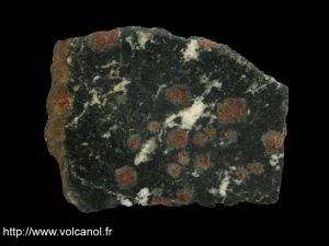 Eclogite rétromorphosée dans le faciès des granulites (Chine