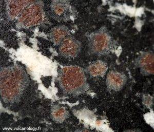 Eclogite rétromorphosée dans le faciès des granulites (Chine