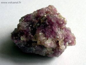 Mangano-vésuvianite de la mine de Jeffrey (Québec, Canada)