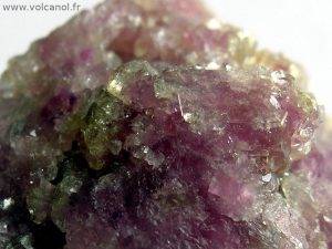 Mangano-vésuvianite de la mine de Jeffrey (Québec, Canada)