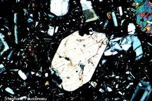 Orthopyroxène (vu au microscope polarisant)