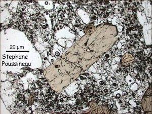 Orthopyroxène (vu au microscope polarisant)