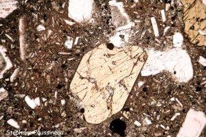 Orthopyroxène (vu au microscope polarisant)