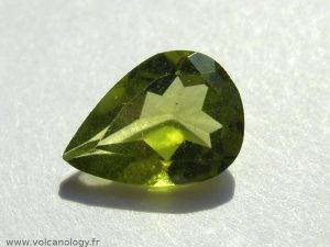 Péridot taillé en goutte - Olivine (Provenance inconnue)