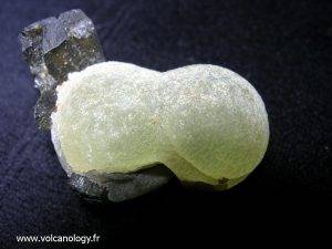 Exemple d'un agrégat botryoïdal de prehnite