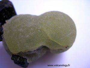 Prehnite en amas botryoïdal du Mali