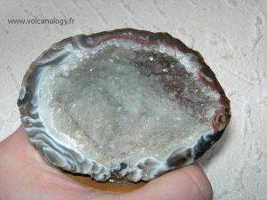 Quartz incolore en géode et agate (Madagascar)