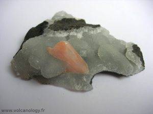 Stilbite rose sur calcédoine bleutée d'Inde