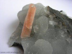 Stilbite rose sur calcédoine bleutée d'Inde