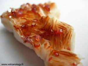 Vanadinite sur barytine - Maroc