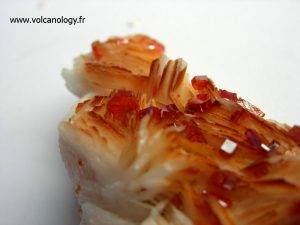 Vanadinite sur barytine - Maroc