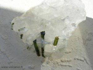 Verdelite (tourmaline verte variété Elbaite) sur quartz - Minas Gerais Brésil