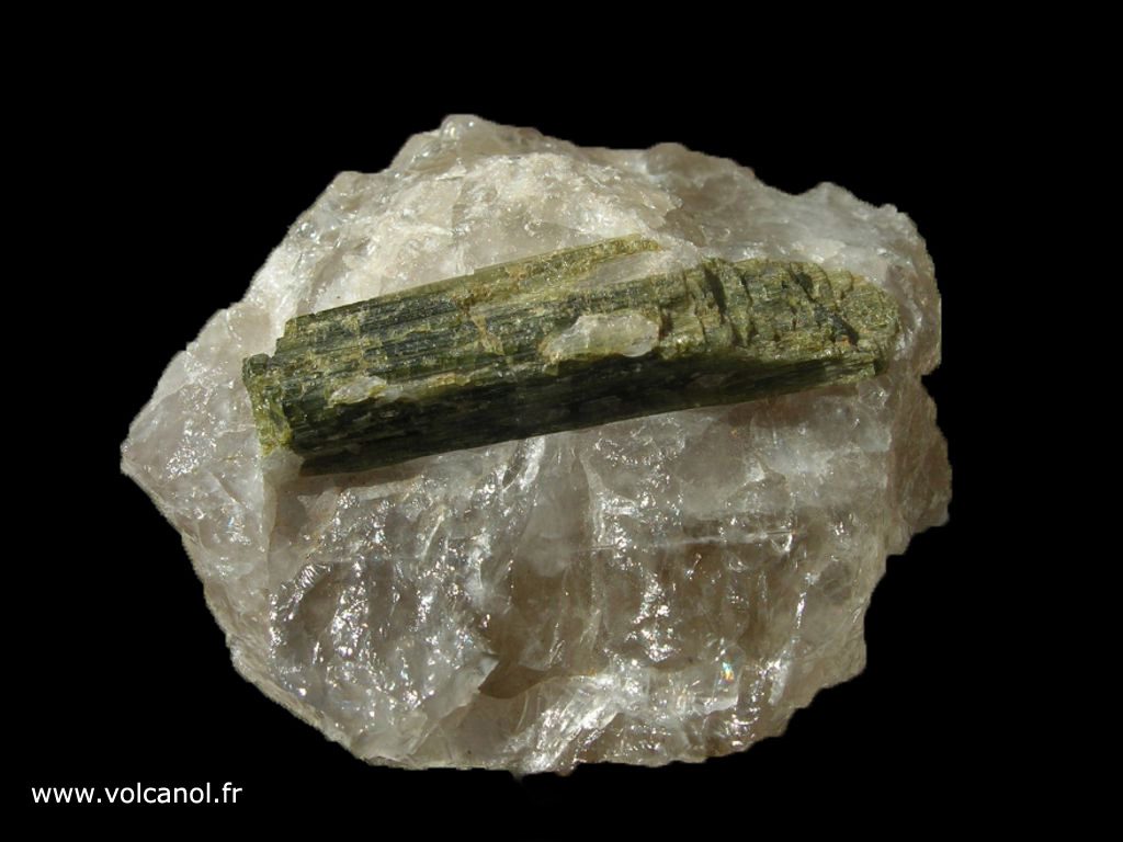 Verdelite (tourmaline verte variété Elbaite) sur quartz fumé de Finlande