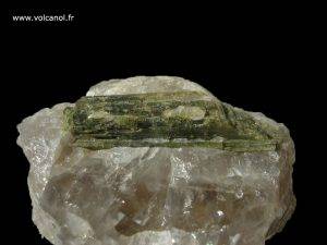 Verdelite (tourmaline verte variété Elbaite) sur quartz fumé - Finlande