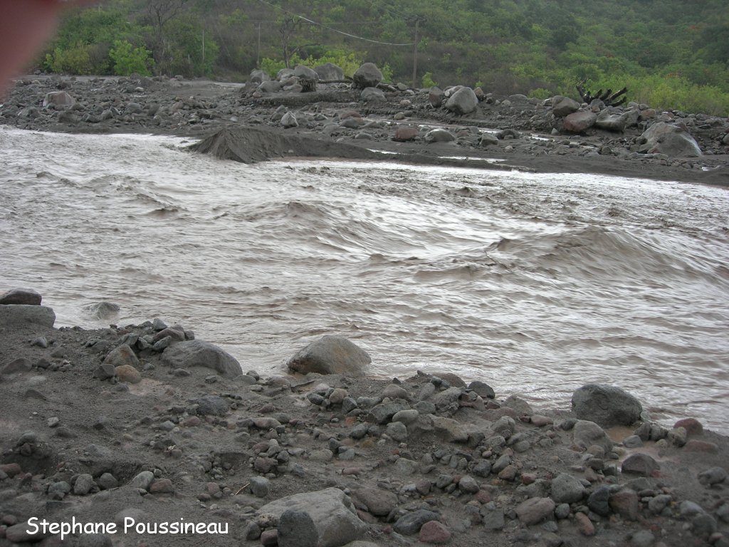 Un lahar dans la Belham River sur les flancs de Soufrière Hills de Montserrat (vue vers l'amont)