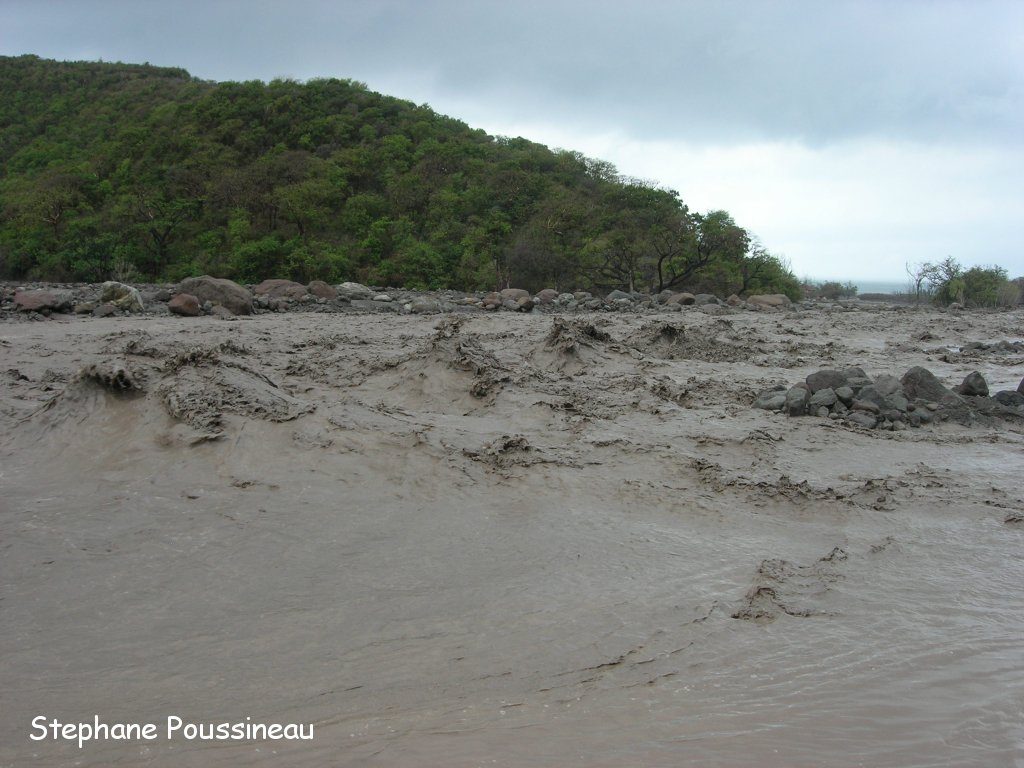 Un lahar dans la Belham River sur les flancs de Soufrière Hills de Montserrat (vue vers l'aval)