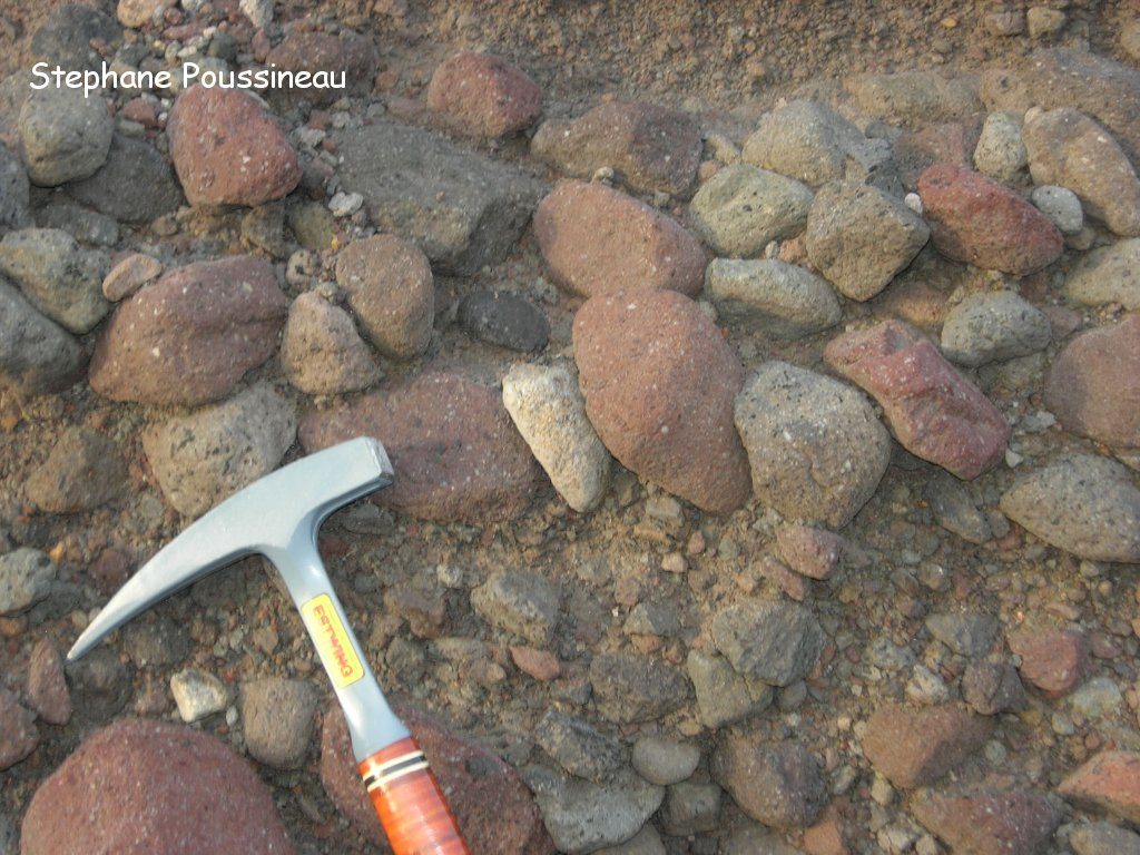 Dépôt de blocs imbriqués caractéristiques d'un lahar dans la Belham River de Soufrière Hills de Montserrat