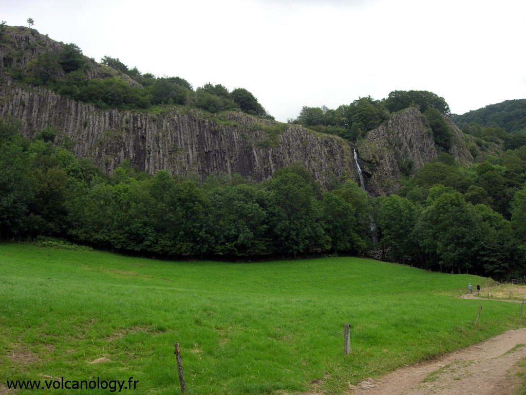 Orgues basaltiques de la cascade de Faillitoux dans le Cantal