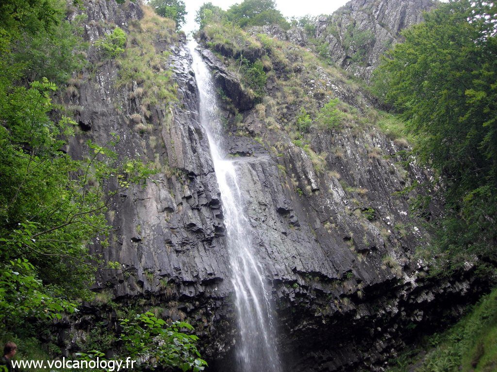 Orgues basaltiques au niveau de la cascade de Faillitoux dans le Cantal - La cascade