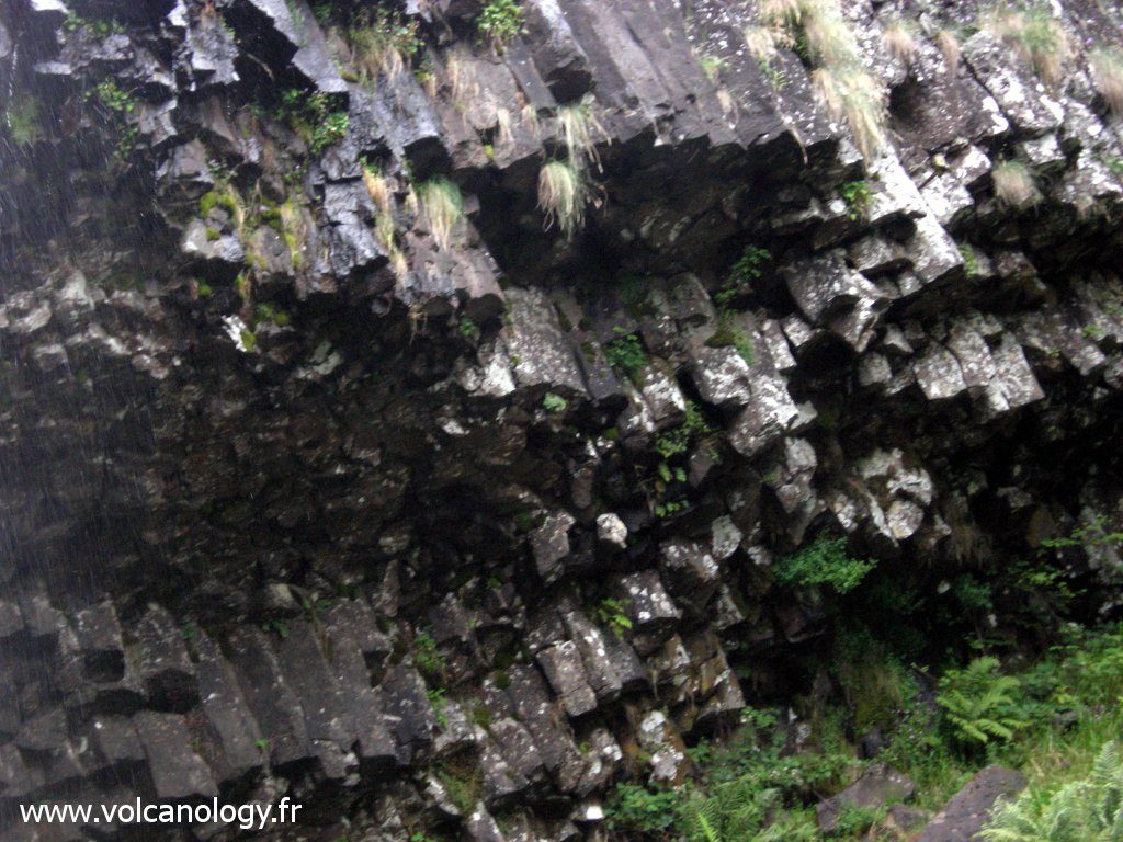 orgues basaltiques au niveau de la cascade de Faillitoux dans le Cantal - détail des orgues