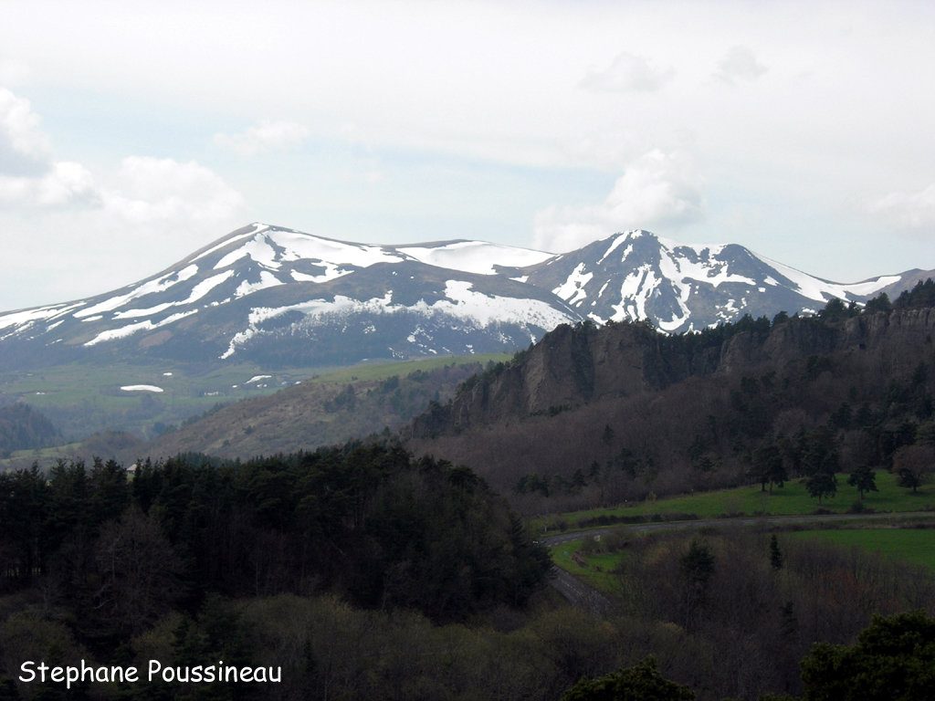 Le Massif du Sancy sous la neige vu de Murol en Auvergne (Massif Central Français)