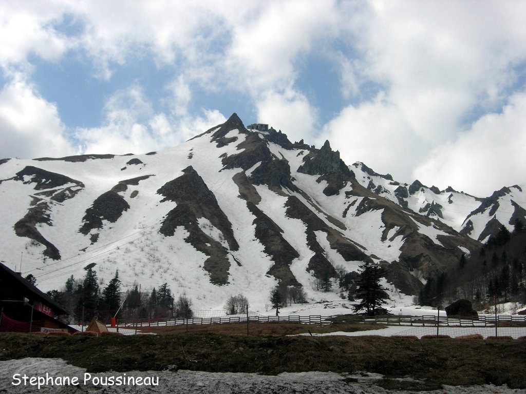 Le pied du Puy de Sancy en Auvergne (Station du Mont Dore, Massif Central Français)