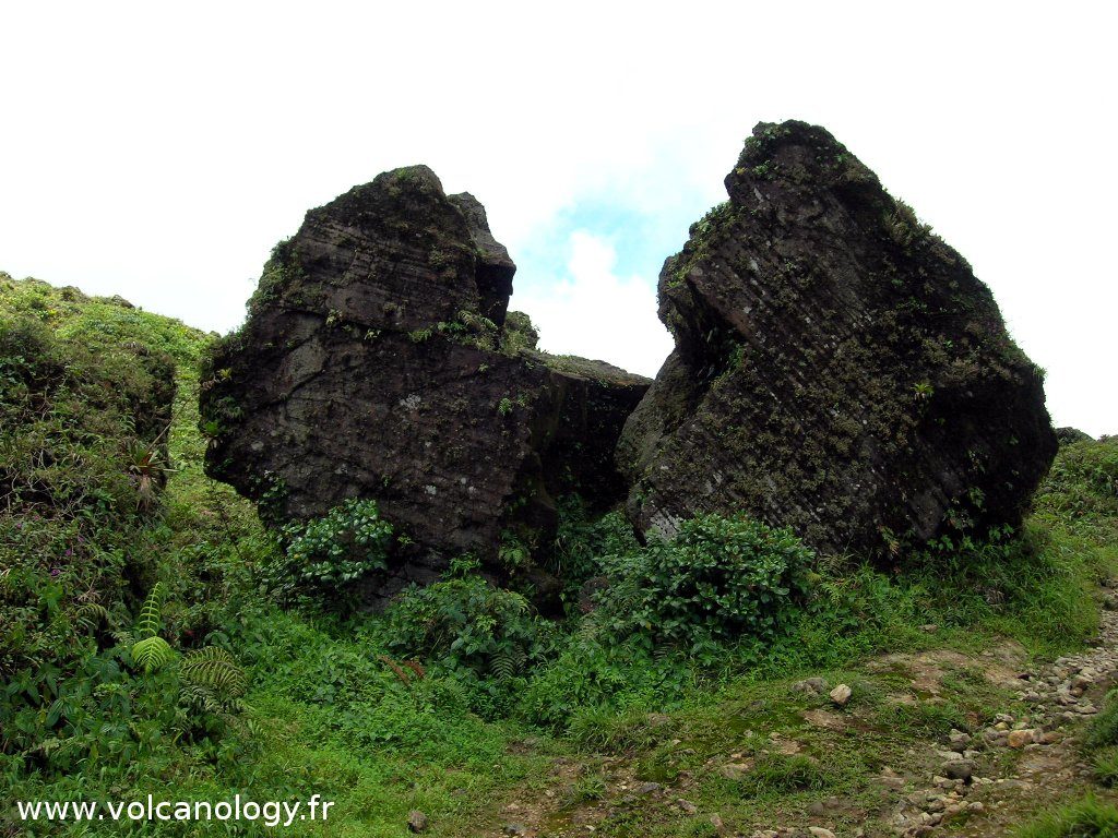 La Roche Fendue à la Soufrière de Guadeloupe (Antilles françaises)