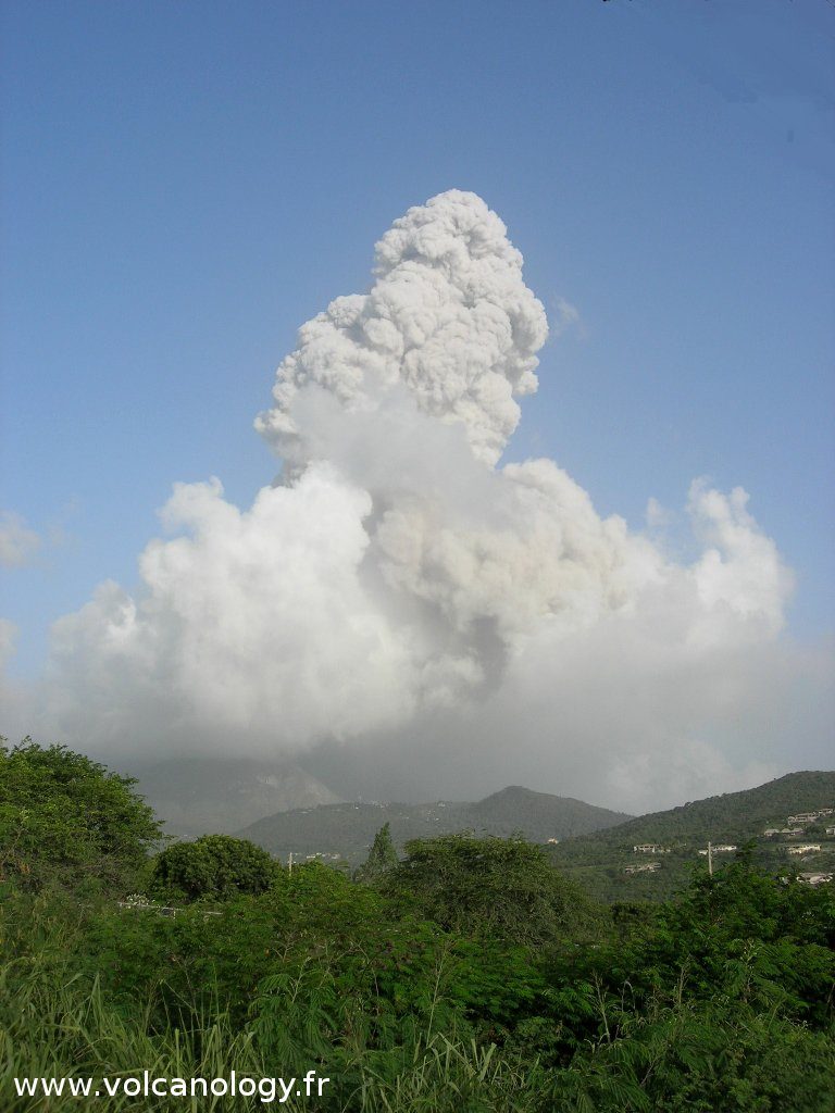 Eruption de cendre à Soufrière Hills de Montserrat (Antilles anglaises)