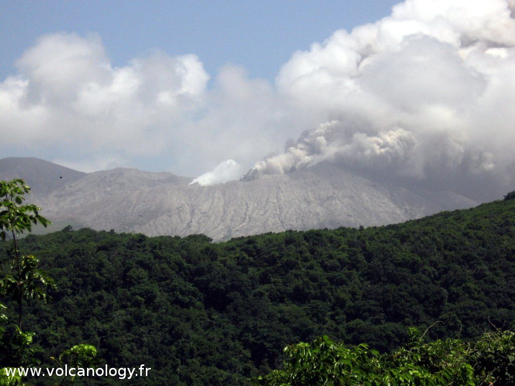 Le dôme en activité à Soufrière Hills de Montserrat (Antilles anglaises)